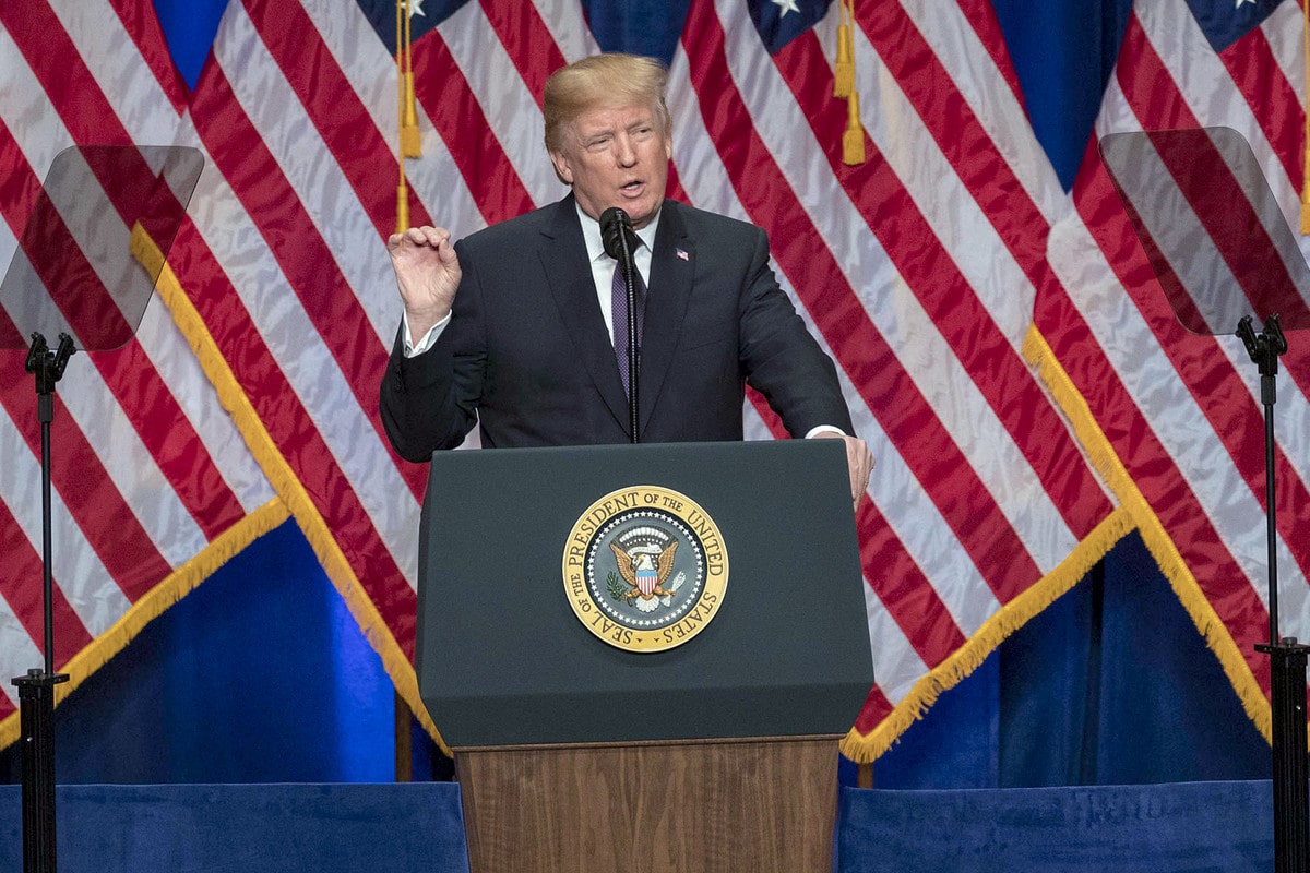 En la imagen se muestra Donald Trump dando uno de sus famosos discurso del odio desde el poder