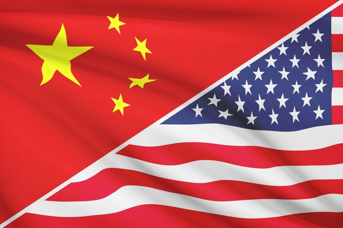 La imagen muestra las banderas de China y Estados Unidos las dos superpotencias en inteligencia artificial