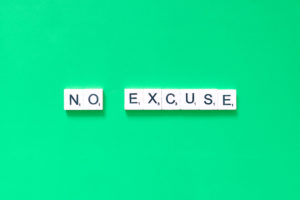 En la imagen se observa un letrero que dice "No excuses" en relación a asumir la responsabilidad en los negocios